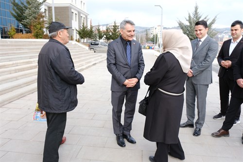 Valimiz Mehmet Ali Özkan, vatandaşlarla iç içe olmaya, sorunları dinleyip çözüm odaklı yaklaşmaya devam ediyor.